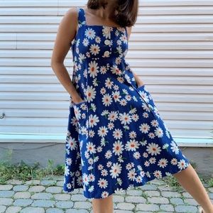 Vintage daisy-print day dress